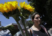 Los mexicanos portan flores amarillas para dar el último adiós a Gabo