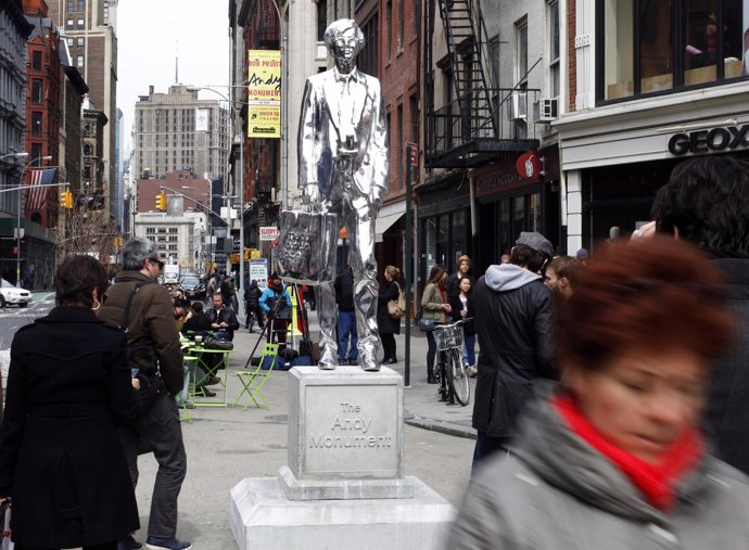 Escultura de Andy Warhol titled "The Andy Monument" 