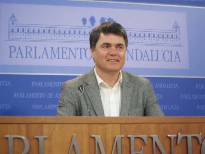 Carlos Rojas en rueda de prensa en el Parlamento andaluz