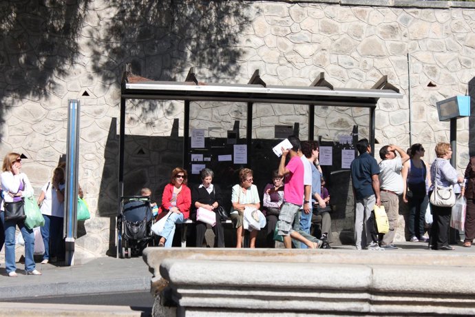 PERSONAS PARADA DE AUTOBUS URBANO