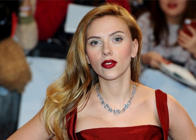 Scarlett Johansson, cámaras ocualtas y hombres incautos en under the skin