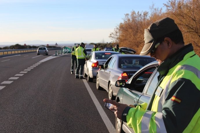 Agentes de la Guardia Civil llevan a cabo controles de alcoholemia