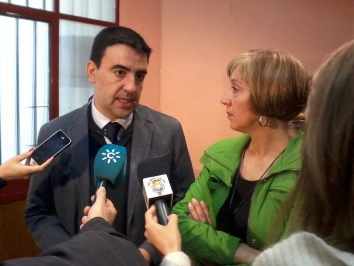 Mario Jiménez atiende a los periodistas en Doña Mencía