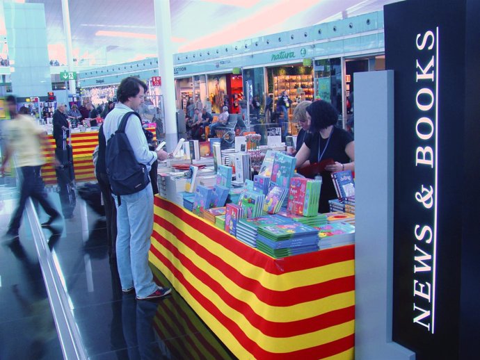 Paradas de libros en el Aeropuerto de Barcelona por Sant Jordi