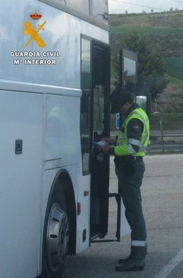 Un agente de la Guardia Civil en una inspección a un autobús.