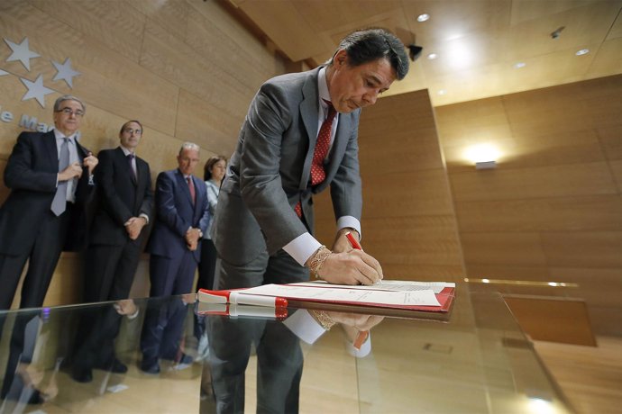 Ignacio González firma el convenio con los rectores