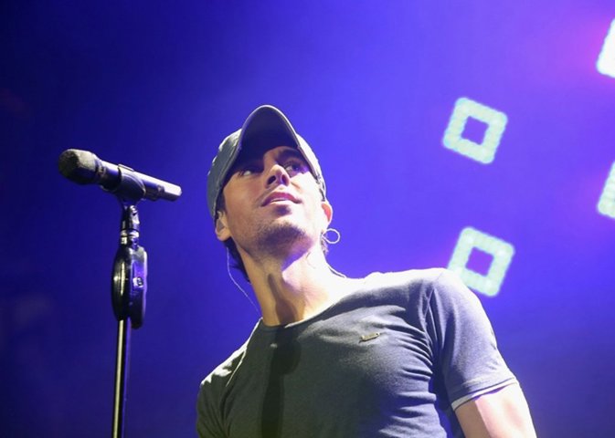 Enrique Iglesias se desnudará si La Roja gana el mundial