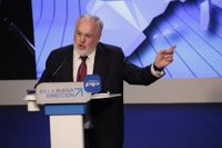 El PSOE pide al Congreso investigar vínculos de Cañete con empresas