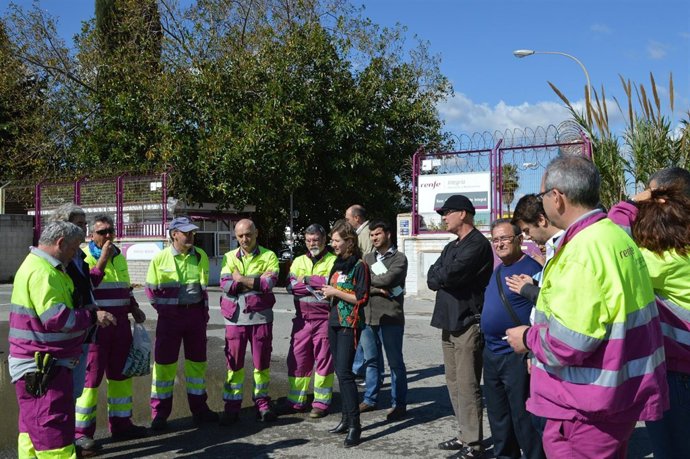 MArina Albiol con Zorrilla y trabajadores Renfe Los Prados IU 