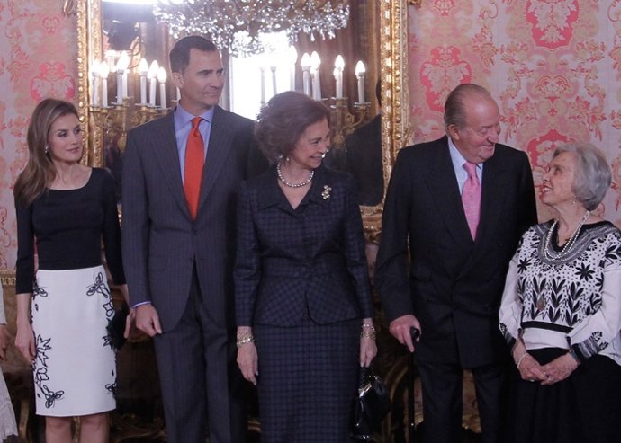 Los Reyes y los Príncipes con la ganadora del Premio Cervantes