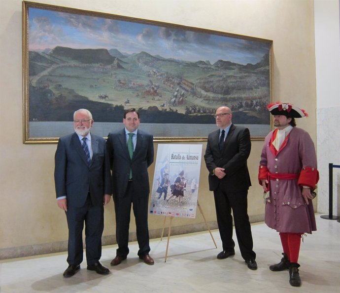 Cotino y Núñez en las Corts ante el cuadro que recrea la Batalla de Almansa 
