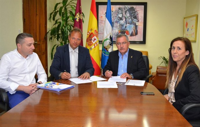 Imagen de la firma del acuerdo