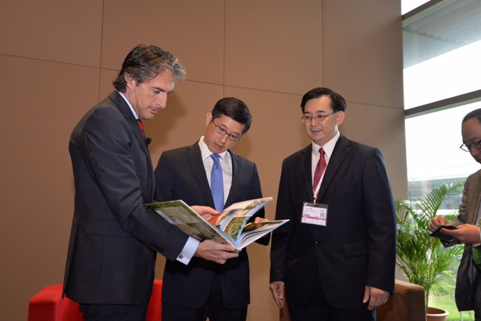 El alcalde con el ministro de Industria de Singapur