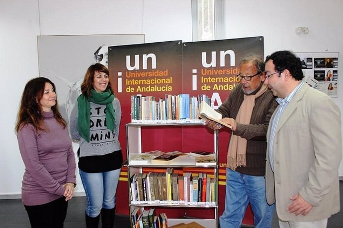 El profesor Pablo Tornero dona libros sobre Cuba a la UNIA. 