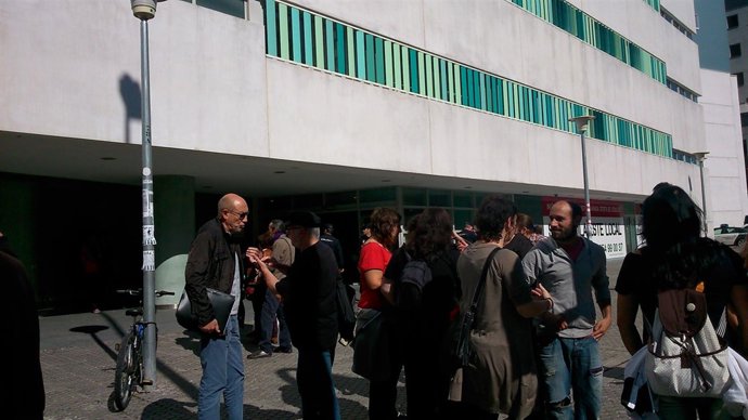 El colectivo de la Corrala junto al edificio Noga.