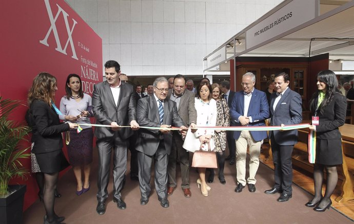 Sanz, en el momento de cortar la cinta para inaugurar la Feria del Mueble 2014