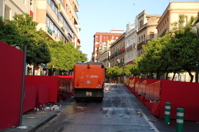 Limpieza en la carrera oficial de la Semana Santa de Córdoba
