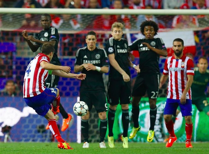 Gabi lanza una falta ante el Chelsea