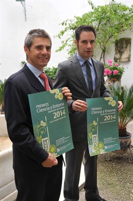 Berbel y Criado con el cartel de los premios