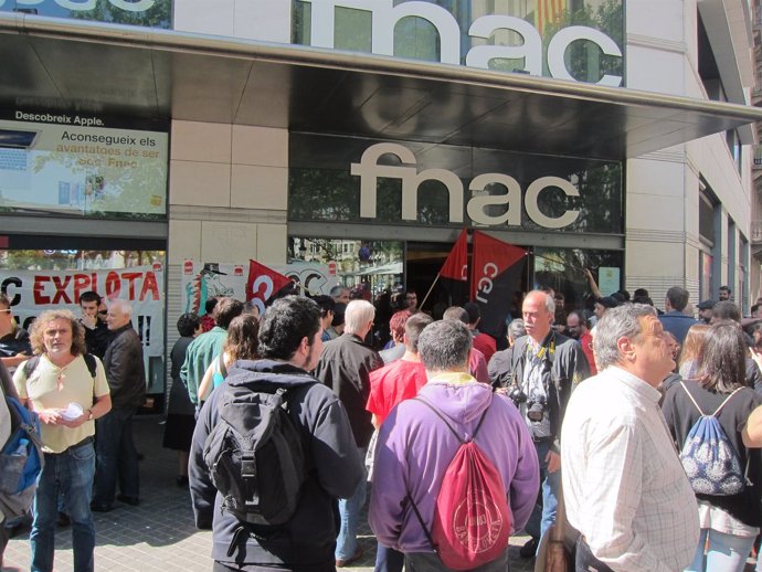 Protesta ante las puertas de la FNAC en Barcelona el día de Sant Jordi