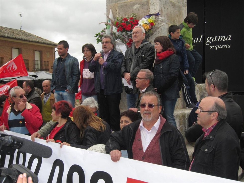 José María González, durante su internvención ante el monolito.