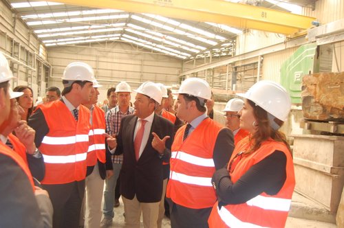El ministro Soria y Juan Manuel Moreno visitan la fábrica Arriaga Stone