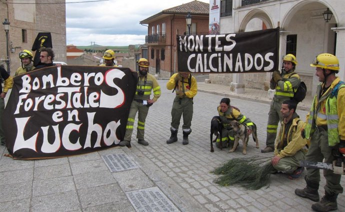 Bomberos forestales trasladan a la campa sus reivindicaciones. 