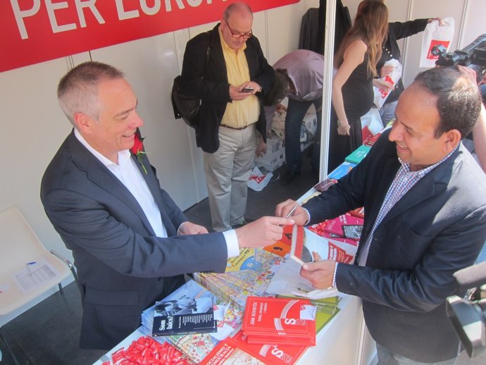 Pere Navarro (PSC) firmando ejemplares de su libro por Sant Jordi