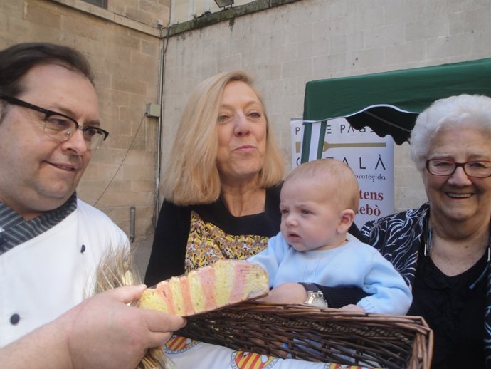 Entrega del Pan de Sant Jordi al primer bebé de Lleida de 2014