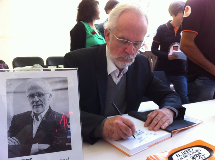 Antonio Fraguas 'Forges' firma libros por Sant Jordi