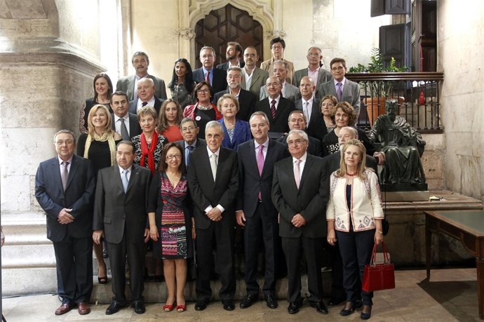 Alberto Fabra con los premiados al Mérito Docente