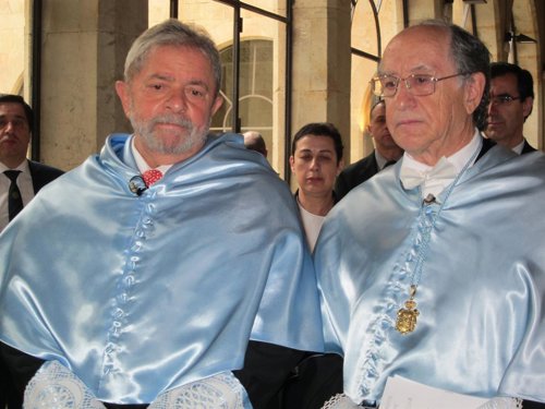 Lula da Silva (izquierda) en la USAL junto al padrino en la ceremonia.