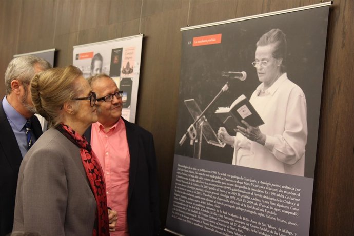 María Victoria Atencia, en una exposición sobre su obra y vida
