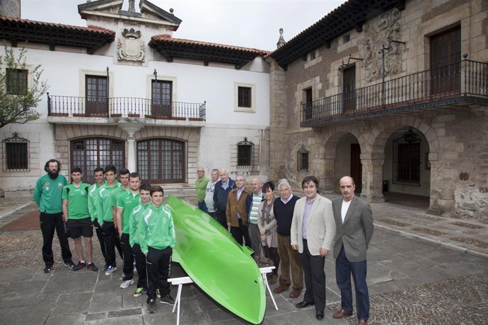 Presentación del batel adquirido por el Ayuntamiento para el Club de Remo