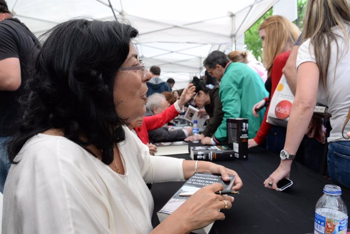 La escritora Almudena Grandes, en Sant Jordi