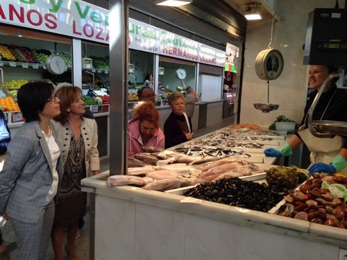 María Gámez PSOE en el mercado de Huelin