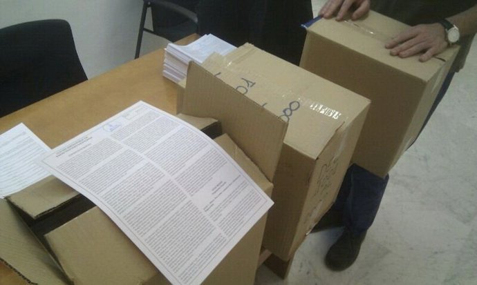 Recogida pliegos firmas por uan tv pública 