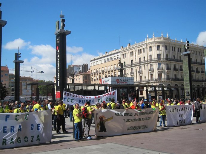 Concentración de FCC Parques y Jardines frente al Ayuntamiento