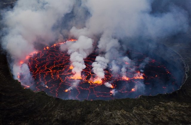 Lago De Lava Del Volcán Nyiragongo