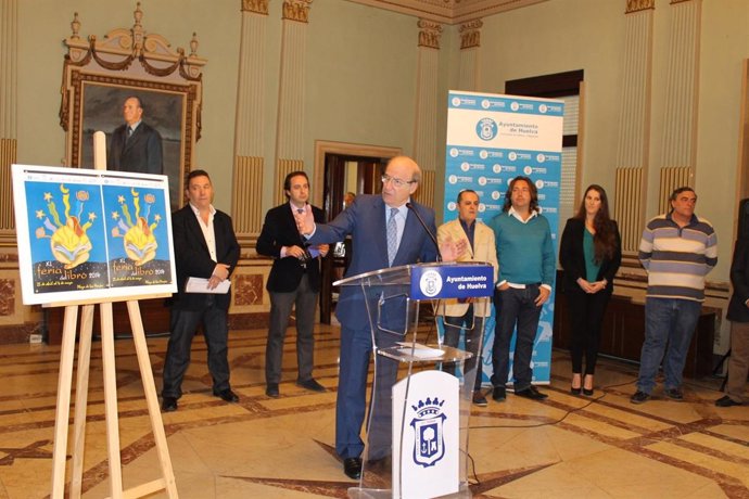 El alcalde de Huelva, Pedro Rodríguez, presenta feria del libro.