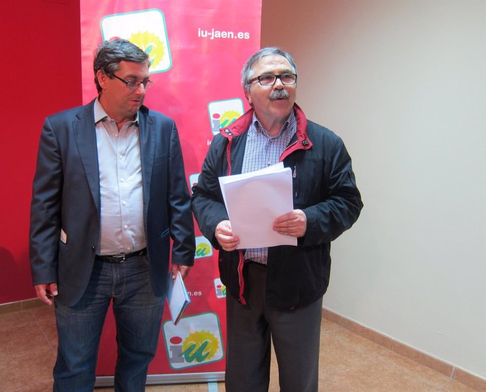 José Luis Centella (i), con el coordinador de IU en Jaén, Luis Segura.