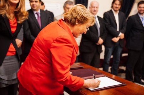 La presidenta de Chile, Michelle Bachelet, firma la reforma electoral