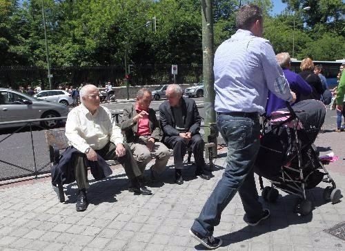 Imagen de varios pensionistas sentados en un banco