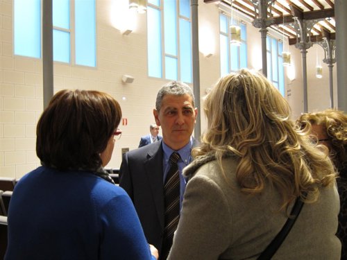 Antonio Asín habla con otras diputadas momentos antes del pleno de DPZ