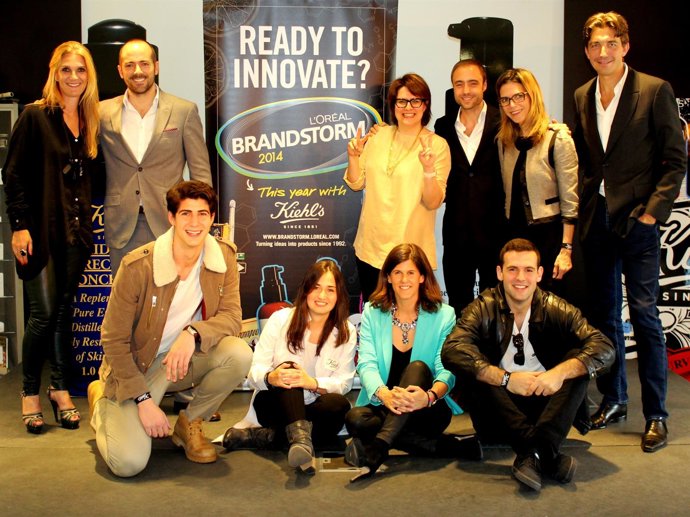 El equipo de estudiantes con los jueces y responsables del concurso