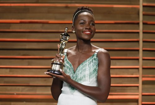  Lupita Nyong'o Con El Oscar A Mejor Actriz Secundaria