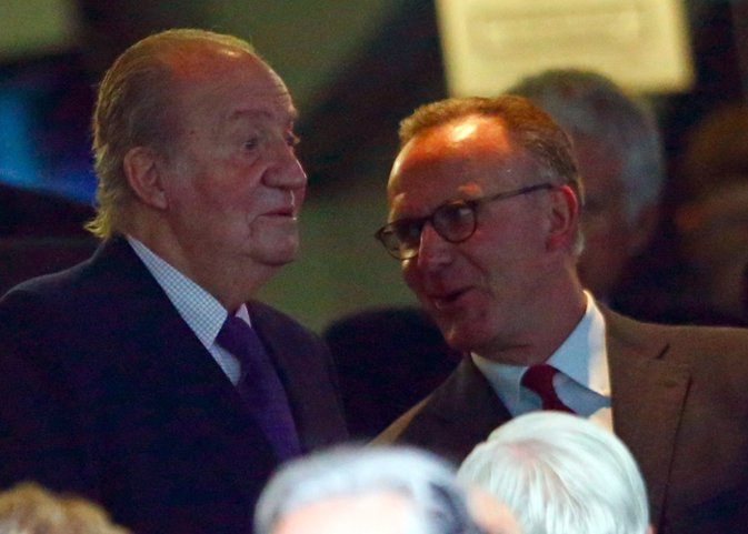 Spain's King Juan Carlos (L) and Bayern's CEO Karl-Heinz Rummenigge (R) attend t