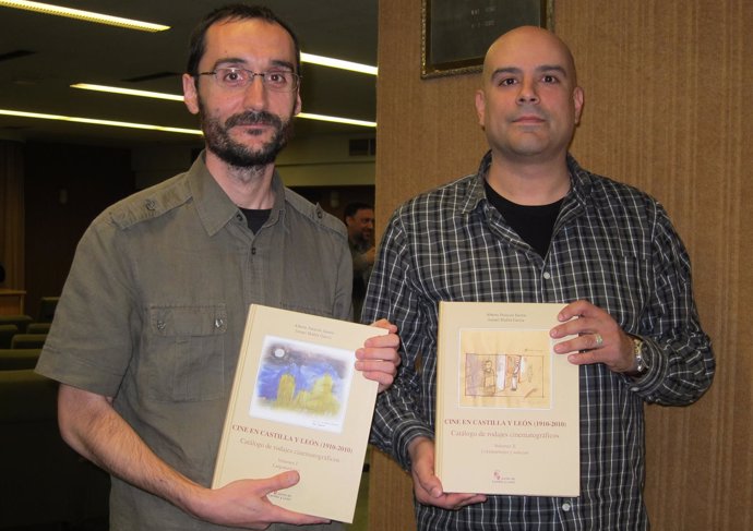 Alberto Palacios (izq) e Ismael Shahín presentan el Catálogo en la Filmoteca