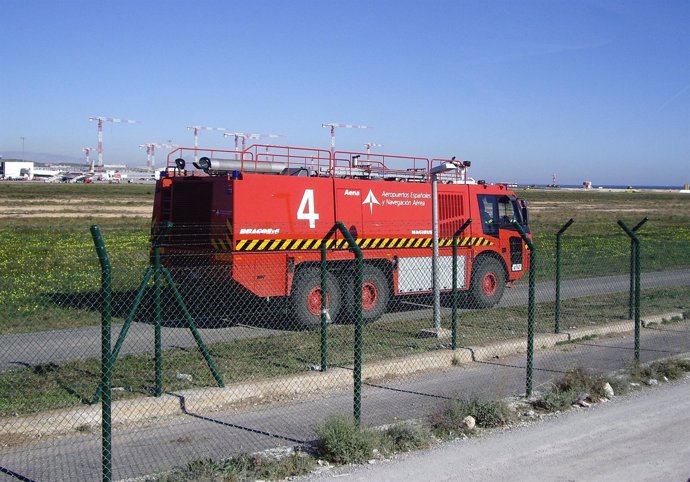 Vehículo De Bomberos En El Aeropuerto De El Altet