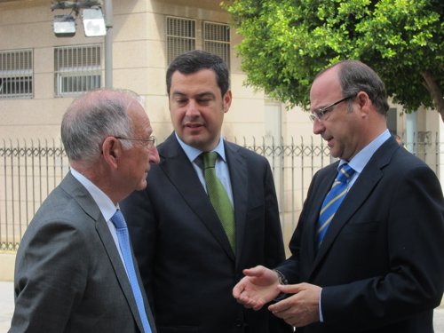 Moreno charla con el presidente de la Diputación de Almería y el alcalde